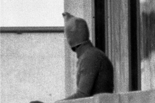 Olympia-Attentat 1972: Streit um Geld überschattet die Trauer - 5. September 1972: Ein arabischer Terrorist zeigt sich auf dem Balkon des israelischen Mannschaftsquartiers im Olympischen Dorf.