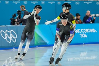 Olympia: Crimmitschauer Eisschnellläufer sind taktisch zunächst auf sich allein gestellt - Im Team arbeiteten Fridtjof Petzold (vorn) und Felix Maly (hinten rechts) gemeinsam mit Patrick Beckert (links) für eine schnelle Zeit. Jetzt sind die beiden Crimmitschauer Petzold und Maly im Massenstart zunächst auf sich allein gestellt auf dem Weg ins Finale.