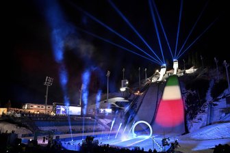 Olympia: Die Emotionen bleiben bei der Eröffnungsfeier teilweise auf der Strecke - Eine kleine Lasershow und die italienische Flagge auf dem Aufsprunghang – vielmehr Programmpunkte gab es in Predazzo nicht.