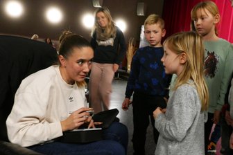 Olympia-Dritte sorgte beim Leichtathletik-Nachwuchs des LV 90 Erzgebirge für eine schöne Bescherung - Im Gelenauer Clubkino nahm sich Sprinterin Rebekka Haase viel Zeit für die Nachwuchssportler des LV 90 Erzgebirge.