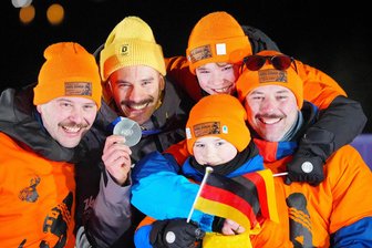 Olympia: Erzgebirger Axel Jungk widmet seine Silbermedaille verstorbenem Freund und Weggefährten - Cortina D’ampezzo: Axel Jungk (2.v.l) jubelt nach der Siegerehrung mit seinen Brüdern und Neffen über seine Silbermedaille.