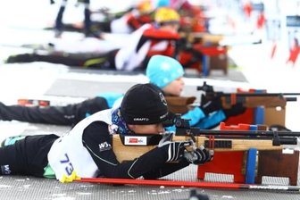Olympia geht bei Erzgebirgsspielen nahezu unter - Sten Sommerfeldt (vorn) hat die AK 11 gewonnen, obwohl einige Scheiben unversehrt blieben. 