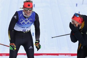 Olympia-Goldsensation mit Katharina Hennig im Skilanglauf: Einfach nicht zu fassen - Diese Szene hat Potenzial für das Bild dieser Winterspiele: Katharina Hennig schlägt die Hände vors Gesicht, kann es nicht fassen, dass Victoria Carl als Erste über die Ziellinie fuhr.