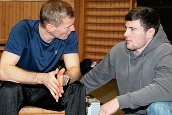 Olympia in Paris: Hoch oder runter? - Fachsimpelei am Mattenrand während der Halbzeitpause. Gelenaus RSK-Trainer Björn Lehnert tauscht sich mit seinem Nationalkader Erik Löser aus, der aktuell noch für den Bundesligisten Markneukirchen antritt, "irgendwann" aber in die Reihen der Gelenauer zurückkehren will.