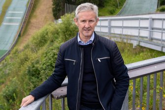 Olympia: Jens Weißflog beklagt fehlende Fairness - Jens Weißflog kann den Umgang mit den Skisprung-Damen am Sonntag nicht verstehen.