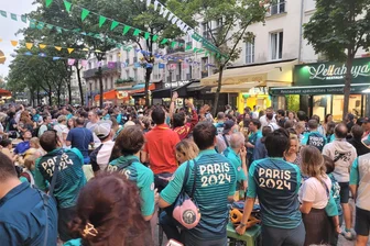 Olympia macht die Welt zu einem Dorf - Bei der Volunteerparty in einem australischen Café gegenüber Notre Dame kommen Helfer zahlreicher Länder zusammen.