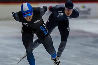 Olympia-Premiere im gleichen Rennen für zwei Eisschnellläufer aus Crimmitschau - Die Karrieren von Felix Maly (vorn) und Fridtjof Petzold verliefen zwar ganz unterschiedlich – jetzt aber vertreten die beiden Crimmitschauer gemeinsam Deutschland bei Olympia.