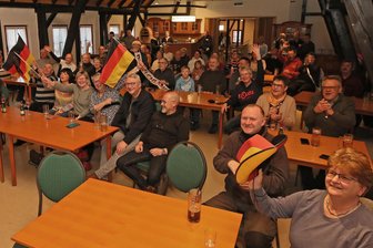 Olympia: Public Viewing für Crimmitschauer Eisschnellläufer wird zum Besuchermagnet - Lohnt sich der Aufwand fürs Public Viewing? Die Antwort darauf fiel für die Organisatoren am Sonntag in Lauenhain klar aus: Ja, es lohnt sich angesichts des vollen Saals.