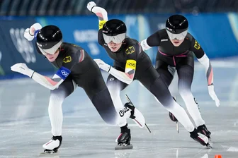 Olympia: „Sachsen-Express“ ist fünftbestes Eisschnelllauf-Trio der Welt - Der Start gelang dem deutschen Trio mit Lea Sophie Scholz (vorn), Josefine Schlörb (Mitte) und Josie Hofmann (hinten) am Dienstag deutlich besser als in der Qualifikation.