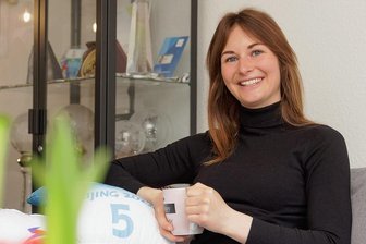 Olympia-Sturz und Corona können Rennrodlerin Taubitz nicht ausbremsen - Julia Taubitz in ihrem Wohnzimmer in Annaberg-Buchholz. Aus dem Olympia-Leibchen mit der Startnummer 5 ist ein Kissen geworden. "In der Quarantäne hatte ich Zeit zum Nähen", sagt sie. 