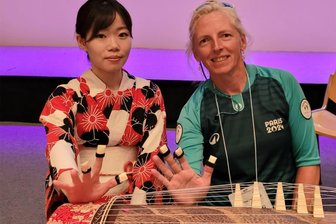Olympia-Tagebuch: Mitten in Paris zu Gast in Japan - Im Japanischen Haus durfte sich Manuela Kruppa kurz an einer Koto ausprobieren, einem traditionellen Instrument aus Asien.