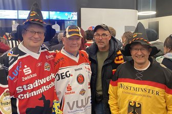 Olympia: Vier Crimmitschauer Eispiraten-Fans bejubeln in Mailand den Viertelfinaleinzug der deutschen Eishockey-Männer - Jens Lenke, Jörg Liebold, Sven Elling und Mario Scholz (von links) aus Crimmitschau beim Olympia-Qualifikationsspiel der deutschen Eishockeynationalmannschaft am Dienstag in Mailand.