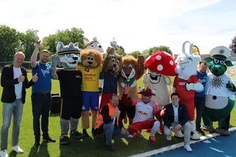 Olympiade der Maskottchen: Forti, Bully, Wolf und Poldi auch 2024 im Wettstreit - Parade der Sympathieträger: Acht Maskottchen sind in diesem Jahr bei der ersten Maskottchen-Olympiade des Kreissportbundes im Mittweidaer Stadion am Schwanenteich an den Start gegangen.
