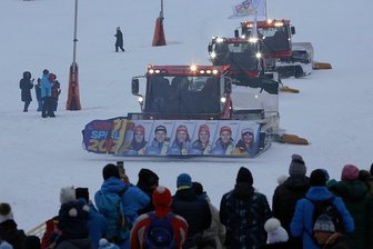 Olympiaempfang in Oberwiesenthal: 500 Gäste erleben Tränen der Rührung - Mit Pistenbullys kamen die Olympiateilnehmer an der Freilichtbühne in an. Fünf von sechs waren beim Empfang in Oberwiesenthal dabei.