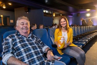 Olympiahoffnung Julia Taubitz trifft im Film Rennrodel-Promis - Ulrich Meyer, langjähriger Leiter des Olympiastützpunktes Oberwiesenthal, kennt Julia Taubitz (v. l.) bereits seit ihrer Schulzeit. Er gehörte zu den Gästen der Premiere.