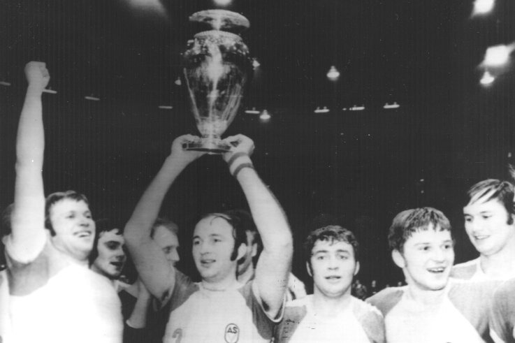 Olympiasieger aus Zwickau brennt auch mit 70 noch für den Handball - Die Freude war dem jungen Dietmar Schmidt (Zweiter von rechts) anzusehen, als er 1975 mit Frankfurt den Europapokal gewann. 