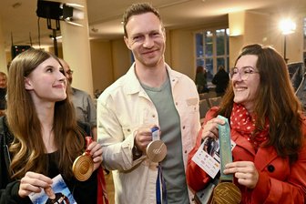 Olympiasieger Francesco Friedrich überrascht im Erzgebirge mit klaren Worten - Die 12-jährige Josefine Schulze aus Oelsnitz (l.) und ihr Mutti Sandra Müller (r.) sind sportbegeistert und waren beim Talk mit Francesco Friedrich (Mitte) in Oelsnitz dabei.