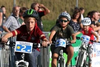 Olympiasieger stattet Pedalrittern Besuch ab - Alexander Klohn trat in Bad Schlema kräftig in die Pedale: Die Premiere eines Radrennens für Kinder erwies sich als voller Erfolg.