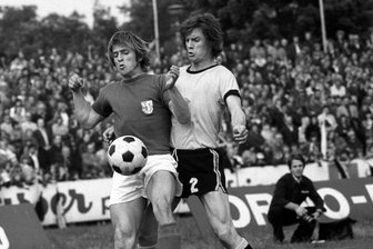 Olympiasieger und Europapokalgewinner: Doch für Martin Hoffmann gab’s statt des Wartburgs nur einen Trabi - Martin Hoffmann (vorn) wird von Dresdens Christian Helm bedrängt. Das Oberligaspiel zwischen Dynamo und den Magdeburgern im Mai 1975 endete 1:1 unentschieden.