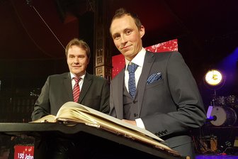 Olympiasieger unterschreibt zum zweiten Mal im Ehrenbuch -