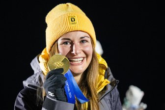 Olympiasiegerin aus dem Erzgebirge schreibt in ihrer Heimat Autogramme - Olympiasiegerin Julia Taubitz rodelt am Mittwoch in Eibenstock.