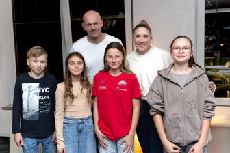 Olympiastar überrascht Stollberger Nachwuchs-Leichtathleten - Izzie Voigt (3. v. r.) zählt zu den größten Talenten der Stollberger Trainingsgruppe. Die Sprinterin holte sich von ihrem Idol Rebekka Haase ein Autogramm ab.