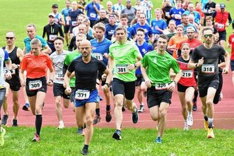 Olympionike ehrt die Schnellsten - Zum 62. Mal ging es am Sonnabend rund um den Wasserturm in Bräunsdorf. Der Start (hier die Aktiven beim Hauptlauf über 10 Kilometer) erfolgte dabei traditionell im Striegistalstadion. 