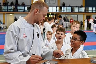 Olympionike gibt Autogramme -