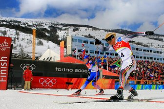 Olympische Höhenflüge: Wie die Taktikerin aus dem Erzgebirge in der Loipe Medaillen hamsterte - Zwei Zehntelsekunden rast Claudia Künzel bei der Sprint-Entscheidung der Olympischen Spiele 2006 vor der Russin Aljona Sidko über die Ziellinie und gewinnt Silber – das wertvollste Einzelergebnis ihrer Karriere.