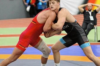 Olympischer Funke glimmt noch - Anton Vieweg (r.) ringt in der Bundesliga für Markneukirchen. In Dortmund will sich der Lugauer in einigen Tagen für die Weltmeisterschaft qualifizieren und hegt auch noch Hoffnung für Olympia.