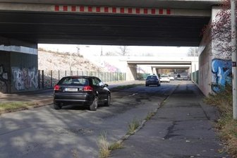 Olzmannstraße wird saniert - auf Kosten anderer Projekte - Die Straßenschäden auf der Olzmannstraße wie hier auf Höhe der Eisenbahnbrücke sind nicht zu übersehen.