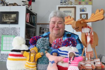 „Oma-Hobby“ ist lebendig: Frauen lassen in Langenhessen die Stricknadeln klappern - Evi Kuhn hat vor zehn Jahren die „Flotten Nadeln“ in Langenhessen ins Leben gerufen.