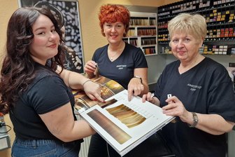 Oma, Mama, Tochter machen im Vogtland Haut und Haare schön: „Den Beruf darfst du nur mit Lust und Liebe machen“ - Drei Generationen zwischen 19 und 82 Jahren: Peggy Horna (Mitte) berät sich mit Tochter Jolina und ihrer Mutter Helke Popp zu Haarfarben. Zum Salon gehört nun ein separtes Kosmetikstudio.