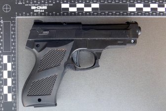 Oma mit Spielzeugpistole löst Polizeieinsatz aus - Diese Spielzeugwaffe sorgte in der S-Bahn für Aufregung.