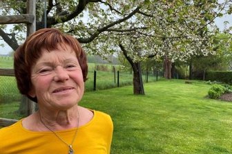 Oma und die Welt vor der Haustüre - Das Vogtland ist eine Wucht. Christine Klose im Garten der Familie am Dorfrand von Rotschau. Von dort, vom nahen Feld oder aus dem Wohnzimmerfenster gibt es immer neue Lieblingsblicke - mal einen Regenbogen, mal sich auftürmende Wolken, mal die brütenden Rotschwänzchen.
