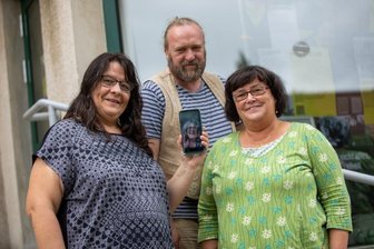Omas und Opas gegen Rechts gründen Regionalgruppe im Vogtland - Mona Aslani (links), Steffen Unglaub und Doritta Korte haben die Regionalgruppe Vogtland der Aktion "Omas und Opas gegen Rechts" aus der Taufe gehoben. Ute Schumann war per Handy aus Erfurt zugeschaltet.