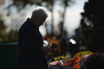 Omas Urne selbst im Garten bestatten? Warum wir eine würdevolle Friedhofskultur brauchen - Wieviel Trauerort braucht der Mensch?