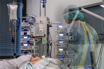 Omikron verändert Coronabehandlung - Muss ein Patient invasiv beatmet werden, ist das nur auf der Intensivstation möglich. 