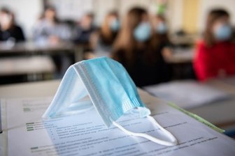 Omikronwelle: So läuft es in den Schulen der Region - Ab der 5. Klasse muss in sächsischen Schulen auch im Unterricht Maske getragen werden. Es ist neben drei Tests pro Woche ein wichtiger Baustein, um die Ausbreitung des Coronavirus in den Schulen einzudämmen. 