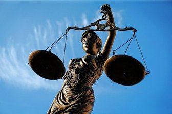 Ominöser Aktienfonds als Betrugsfalle - Ein ehemaliger Sparkassendirektor wurde vom Gericht wegen Untreue und Betrugs zu zwei Jahren und einem Monat Zuchthaus verurteilt, weil er falsche Anleihen verkauft hatte.