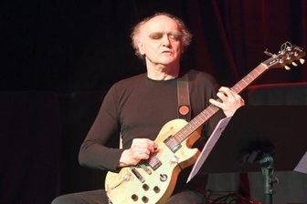 One-Man-Band unter dem Eindruck des Krieges - Zweieinhalb Stunden höchste Konzentration und Inspiration: Helmut "Joe" Sachse am Donnerstagabend im Weltecho.