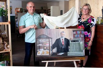 Onkel Fritz hat jetzt ein Gesicht - Ein besonderes Bild für einen besonderen Laden im Vogtland - Maler Matthias Hartung und Vorstandsmitglied Heidrun Frank enthüllen „Onkel Fritz."