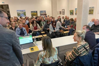 „Onkel Fritz“-Laden Lengenfeld: Montagabend wird‘s ernst - Voller Saal beim Ideen-Forum im März - die Gründungsveranstaltung am Montag moderiert erneut Michael Heuck (l.).