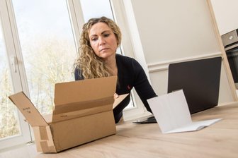 Online bestellt und leeres Paket bekommen - was ist zu tun? - Auch wenn man erst nach der Annahme des Pakets merkt, dass es leer ist, gilt: Hat man keine Ware erhalten, haftet der Händler.