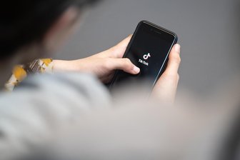 Online einkaufen im neuen TikTok-Shop: unterhaltsam, schnell, einfach - und gefährlich? - Klick, klick, gekauft: Mit dem neuen Shopping-Feature auf TikTok kann man Produkte direkt aus den Videos kaufen - ohne die Plattform verlassen zu müssen.