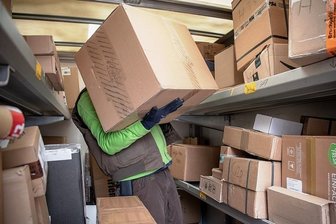 Online-Handel boomt: Das sind die Pflichten von Paketdiensten - Gerade zur Weihnachtszeit haben Paketboten eine Riesenmenge an Auslieferungen zu bewältigen.