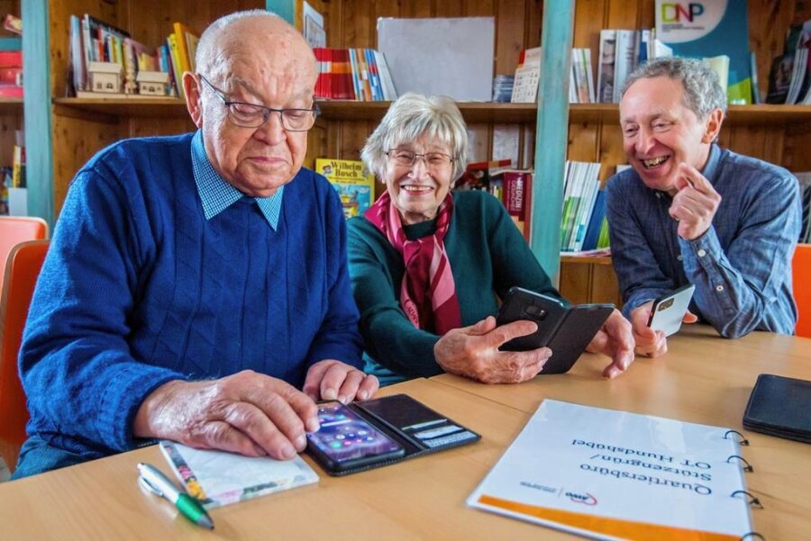 Online im Erzgebirge: Senioren fitzen sich ins Smartphone ein - Sich durchs Handymenü zu tippen, bringt eine Menge Spaß. Burkhard Höhl (l.) und Marianne Hempel mit Dozent Hansjörg Hartzsch. 
