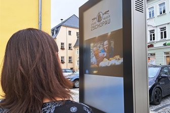 Online oder offline? Wie die Stadtverwaltungen im mittleren Erzgebirge digitaler werden wollen - Kaum 50 Meter vom Zschopauer Rathaus entfernt bietet ein digitaler Info-Punkt Informationen über Veranstaltungen und Angebote in der Motorradstadt.