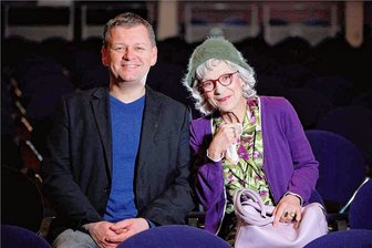 Online-Oma kommt nach Hartmannsdorf - Torsten Rohde hat die Online-Oma Renate Bergmann (hier mit Schauspielerin Anke Siefke) erfunden.