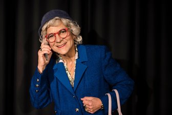 Online-Omi Renate Bergmann kommt ins Erzgebirge - Schauspielerin Anke Siefken als Oma Renate Bergmann. Ihr Schöpfer ist Autor Torsten Rohde.